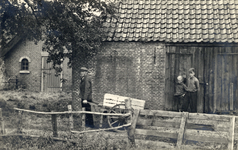 126009 Gezicht op de schaapskooi bij de boomgaard Hendrikhof (naast Lageweide 27) te Utrecht: boer J. Vonk met drie ...